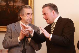  Maestro Riccardo Muti mit dem Vorstand der Wiener Philharmoniker, Daniel Froschauer.  