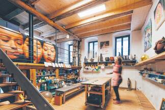 Der alte Mühlenraum, ein geräumiges Atelier.  
