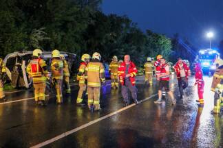 Das Rote Kreuz war mit mehreren Einsatzfahrzeugen am Unfallort beteiligt.   Das Rote Kreuz war mit mehreren Einsatzfahrzeugen am Unfallort beteiligt.