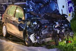 Das Rote Kreuz war mit mehreren Einsatzfahrzeugen am Unfallort beteiligt.   Das Rote Kreuz war mit mehreren Einsatzfahrzeugen am Unfallort beteiligt.