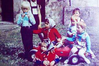 Michaela (rote Jacke, hinten) und Anita (rote Jacke, vorne) beim Spielen mit anderen „Festungskindern“. 