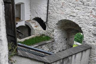 Beim Überqueren der kleinen Brücke verlor ein Bub das Gleichgewicht – ein Schädelbasisbruch war die Folge. 