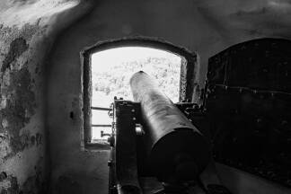 Michaela und Anita entdeckten als Kinder Schwarzpulver sowie eine Zündschnur in einer der Burgkanonen. 