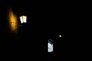 Die dunklen Gänge der Festungsanlage sorgen während der Abenddämmerung für eine unheimliche Stimmung. 