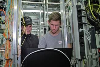 Von der Planung bis zur Umsetzung und Errichtung der Infrastruktur des Telekomnetzes spannt sich das breitgefächerte Betätigungsfeld in der Kommunikationselektronik.  