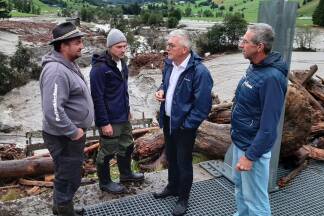 V. l.: Moosreitbauer Anton Mühltaler (betroffener Landwirt), Bürgermeister Peter Loitfellner, Landesrat Josef Schwaiger und Martin Zopp (Land Salzburg). 