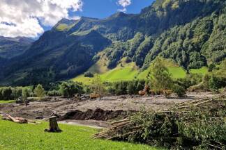 Großflächiger Arbeitseinsatz über viele Kilometer auf Feldern entlang der Rauriser Ache.  