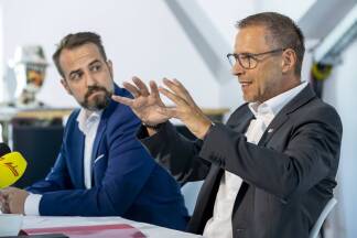 Michael Baminger (Vorstand Salzburg AG) und Peter Eder einigen sich außergerichtlich.  