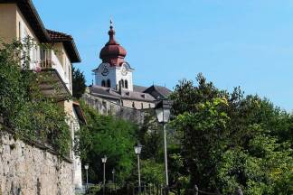 Zum Kloster Nonnberg hinauf.  