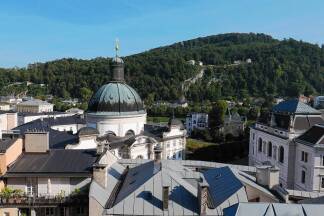 Blick über die Dächer auf Kajetanerkirche, Justizgebäude und Kapuzinerberg.  