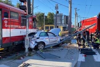 In Salzburg kollidierte ein Pkw mit einer Garnitur der Salzburger Lokalbahn.  
