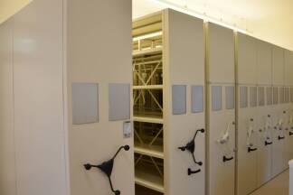 Im zweiten Stock gibt es ein weiteres Archiv. Im zweiten Stock gibt es ein weiteres Archiv.