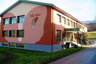 Das gut 50 Jahre alte Schulgebäude vor dem Umbau.  
