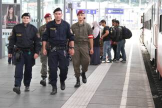 Bundesheer und Polizei im gemeinsamen Sicherheitseinsatz am Salzburger Hauptbahnhof während der Flüchtlingswelle 2015. 