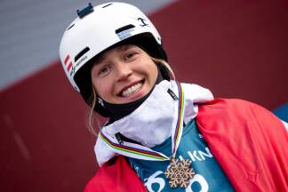 Avital Carroll ist eine jüdische Enkelin von Vertriebenen des NS-Regimes. Sie gewann bei der WM 2023 zwei Bronzemedaillen auf der Buckelpiste für Österreich.  