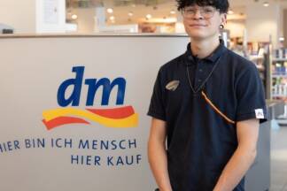 Andreas schätzt als Drogistik-Lehrling den Kundenkontakt.  