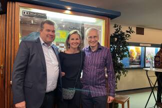 Vergangenen Freitag öffnete das „Zeller Kino“ zum letzten Mal seine Pforten. Im Bild: Viktor Mayer-Schönberger (rechts) mit Gattin Birgit Rabl und Stefan Emberger, Präsident des Lions-Club Zell am See (links).  