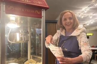 Eine Popcornmaschine, die bei den Besucher/-innen bestens ankam, wurde eigens für den Anlass organisiert. 
