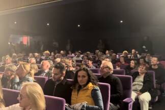Zahlreiche Besucher/-innen besuchten die Auktion im legendären Zeller Lichtspielhaus. 