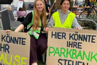 Daniela Waltl (22) und Benita Kogler (25) nahmen am Freitag bei der Kundgebung in der Stadt Salzburg teil. Daniela Waltl (22) und Benita Kogler (25) nahmen am Freitag bei der Kundgebung in der Stadt Salzburg teil.