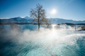 Karnerhof im Winter: Infinity-Pool mit Blick auf den Mittagskogel. Karnerhof im Winter: Infinity-Pool mit Blick auf den Mittagskogel.