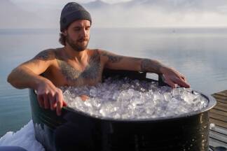 Eisbaden bringt zahlreiche gesundheitliche Vorteile. 