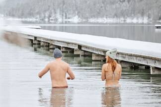Eisbaden bringt zahlreiche gesundheitliche Vorteile. 