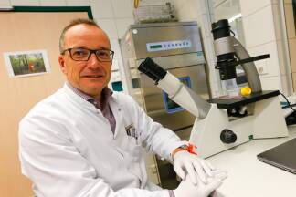 Johann Bauer ist Primar der Uniklinik für Dermatologie in Salzburg.  