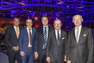 „Bessere Gesundheit für alle dank Innovation“ – Thomas Schinecker begeisterte die rund 300 Gäste im Hangar-7 mit seinem Vortrag. Im Bild (v. l.): Peter Unterkofler (Präsident der Industriellenvereinigung Salzburg), Martin Hagenstein (SN-Geschäftsführer), Thomas Schinecker (CEO Roche-Gruppe), Landeshauptmann Wilfried Haslauer und Oberbank-Generaldirektor Franz Gasselsberger. Alle Bilder: SN/andreas Kolarik  „Bessere Gesundheit für alle dank Innovation“ – Thomas Schinecker begeisterte die rund 300 Gäste im Hangar-7 mit seinem Vortrag. Im Bild (v. l.): Peter Unterkofler (Präsident der Industriellenvereinigung Salzburg), Martin Hagenstein (SN-Geschäftsführer), Thomas Schinecker (CEO Roche-Gruppe), Landeshauptmann Wilfried Haslauer und Oberbank-Generaldirektor Franz Gasselsberger. Alle Bilder: SN/andreas Kolarik