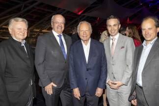 Wirtschaftsexperten im fachlichen Austausch (v. l.): Hans R. Kappacher (eurofunk Kappacher GmbH), Christian Struber (Salzburg Wohnbau), Günter Kuhn (Kuhn Baumaschinen GmbH), Martin Seiter (Oberbank) und Stefan Kuhn (Kuhn Baumaschinen GmbH).   Wirtschaftsexperten im fachlichen Austausch (v. l.): Hans R. Kappacher (eurofunk Kappacher GmbH), Christian Struber (Salzburg Wohnbau), Günter Kuhn (Kuhn Baumaschinen GmbH), Martin Seiter (Oberbank) und Stefan Kuhn (Kuhn Baumaschinen GmbH).