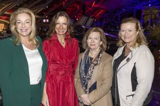 Genossen den Abend beim Industrie- und Zukunftsforum (v. l.): Festspielpräsidentin Kristina Hammer, Irene Schulte (Industriellenvereinigung Salzburg), Marianne Kusejko (SIGMATEK GmbH & Co KG) und Bettina Ganghofer (Salzburg Airport).    Genossen den Abend beim Industrie- und Zukunftsforum (v. l.): Festspielpräsidentin Kristina Hammer, Irene Schulte (Industriellenvereinigung Salzburg), Marianne Kusejko (SIGMATEK GmbH & Co KG) und Bettina Ganghofer (Salzburg Airport).