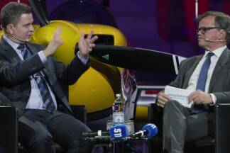 Der CEO von Roche, Thomas Schinecker, diskutierte am Dienstagabend im Hangar-7 mit SN-Chefredakteur Manfred Perterer. 