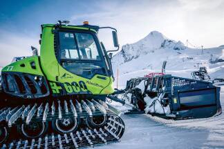 Die Pistenraupen der Gletscherbahnen Kaprun AG werden mit dem erneuerbaren HVO100-Dieselkraftstoff betrieben. 