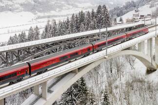 Mit der Bahn kann man bequem in viele Skigebiete reisen. 
