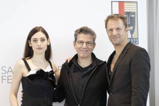 „Jedermann“ 2024: Deleila Piasko, Regisseur Robert Carsen und Philipp Hochmair. 