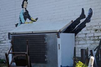 Banksy hatte das Werk, das auf häusliche Gewalt aufmerksam macht, ursprünglich auf eine Hauswand im englischen Küstenort Margate gesprüht.  