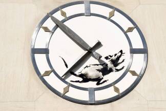 Banksys Ratte im Ziffernblatt einer öffentlichen Uhr in New York.  