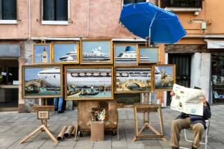 Im Jahr 2019: Banksy hat nach Darstellung auf seinem Instagram-Account in der italienischen Stadt während der Eröffnung der Kunstschau in der Nähe vom Markusplatz einen Straßenstand aufgebaut. Zu sehen sind mehrere Gemälde, die sich zu einem großen Kreuzfahrtschiff zusammenfügen. Daneben steht ein Schild mit dem Titel „Venice in Oil“ – eine Referenz an die Verschmutzung durch Kreuzfahrtkolosse in Venedig. 