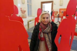 Sozialstadträtin Andrea Brandner (SPÖ) am Freitag, 24. November 2023, vor den Silhouetten der Ausstellung „Silent Witnesses“. 