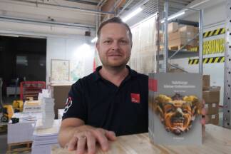 Simon Reitermajer (im Bild) zeichnet gemeinsam mit Christoph Mindek für das Layout des Buchs verantwortlich.  
