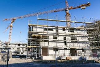 Neues bauen wird in Salzburg immer schwieriger: Die Gründe fehlen, die Preise sind hoch – und jetzt sind auch noch Kredite immer schwieriger zu bekommen.  
