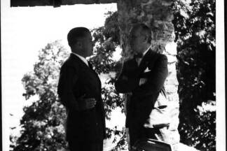 Galeazzo Ciano, italienischer Politiker Schwiegersohn des faschistischen Diktators Benito Mussolini, mit Außenminister Joachim von Ribbentrop auf Schloss Fuschl im August 1939. 