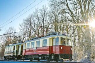 Mit der Nostalgiegarnitur der Salzburger Lokalbahn kann man am 24. Dezember bei musikalischer Umrahmung nach Oberndorf fahren und sich gleich noch das Friedenslicht holen. Mit der Nostalgiegarnitur der Salzburger Lokalbahn kann man am 24. Dezember bei musikalischer Umrahmung nach Oberndorf fahren und sich gleich noch das Friedenslicht holen.