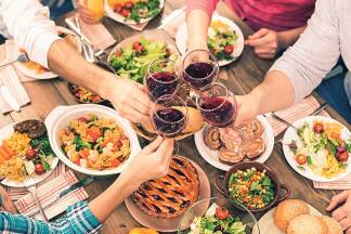 Weil vielen Menschen das Abendessen am Herzen liegt, gibt es beim Intervallfasten auch die Möglichkeit, zwischen der Früh und dem Abend nichts zu essen. 