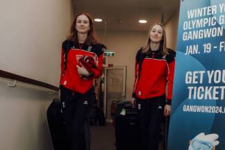 Die Langläuferinnen Heidi Bucher und Katharina Engelhardt haben ihre Koffer fertig gepackt.  