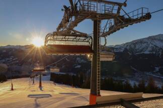 Entsprechendes Wetter vorausgesetzt, sieht man den Sonnenaufgang, bevor der Ansturm der Skifahrer kommt. 