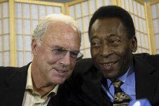 Zwei Legenden des Fußballs: Franz Beckenbauer mit Freund Pele 