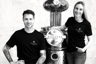 Gin-Brenner Sarah Herzog und René Grüner von Munakra. 