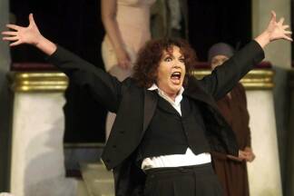 Elisabeth Trissenaar in der Rolle des Gefängniswärters Frosch 2001 in der Felsenreitschule in Salzburg.  