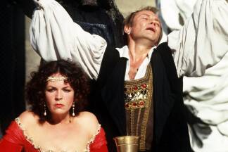 Klaus Maria Brandauer in der Titelrolle und Elisabeth Trissenaar als Buhlschaft bei einer Aufführung des „Jedermann“ 1987. Klaus Maria Brandauer in der Titelrolle und Elisabeth Trissenaar als Buhlschaft bei einer Aufführung des „Jedermann“ 1987.